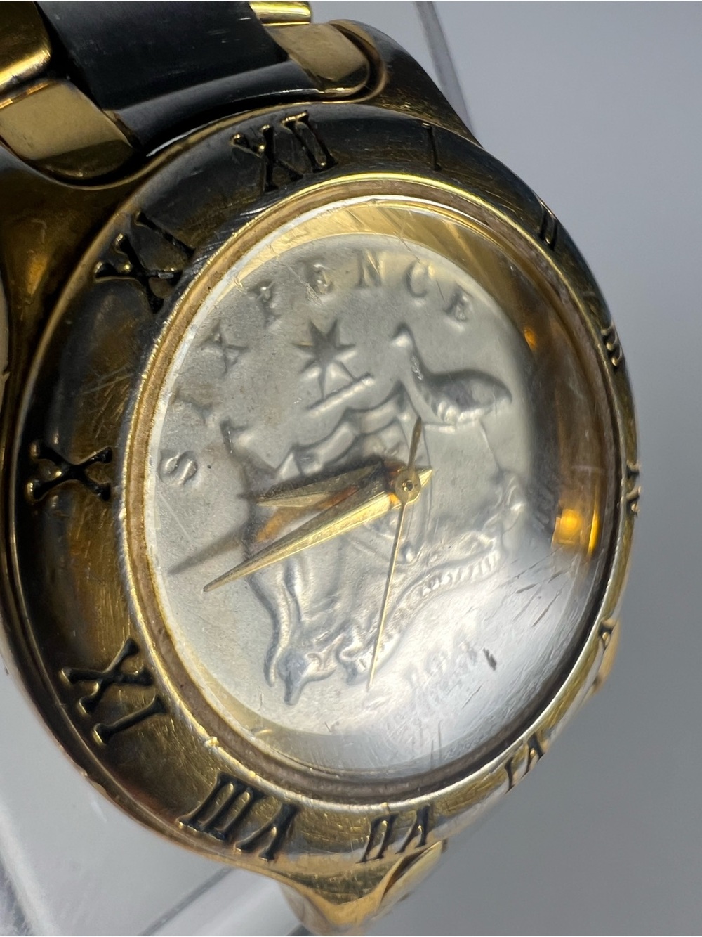 (617)Vintage Aussie Sixpence Ladies Bracelet Coin Watch R111-FSI2-1